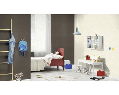 Chambre d''enfant avec lit, bureau, jouets et décoration