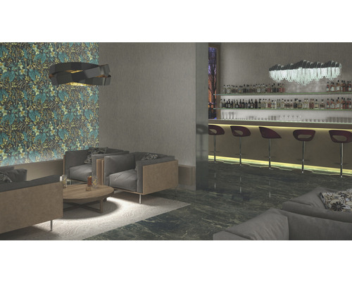 Coin salon avec canapés, table basse et bar en arrière-plan.