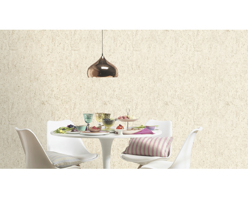 Scène avec un groupe de table à manger devant un mur avec un papier peint en liège