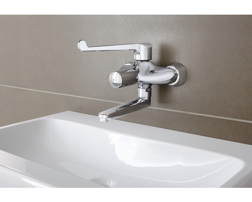 Robinet de lavabo apparent en métal au-dessus d''un lavabo
