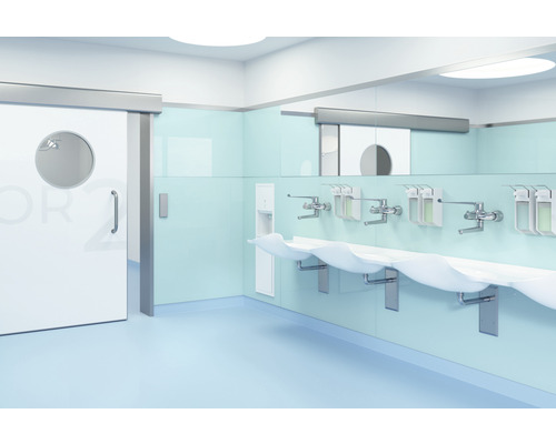 Salle de bain claire avec plusieurs lavabos, robinets, miroir et porte