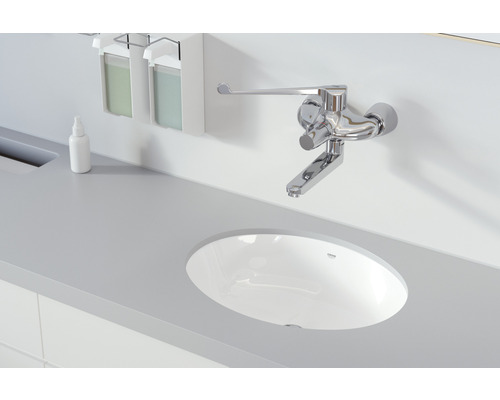 Lavabo avec robinet, distributeur de savon et vaporisateur