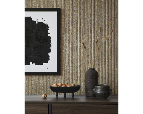 Dekoratives Interieur mit Kunst, Schale mit Nüssen und strukturierter Tapete.