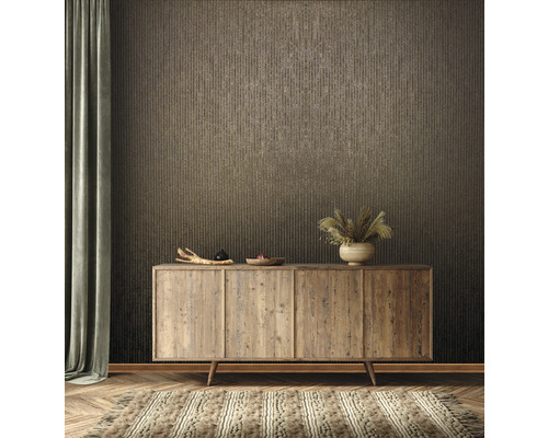 Wohnzimmer mit Holzkommode, Dekoration und gemusterter Tapete