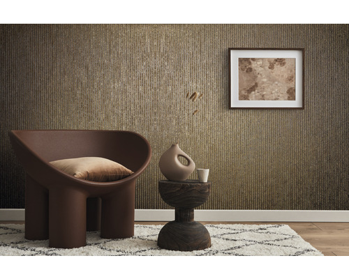 Raumansicht mit Stuhl, Beistelltisch, Dekoration und Wandtapete