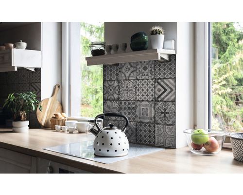 Scène de cuisine avec carreaux de mosaïque, bouilloire et plan de travail en bois