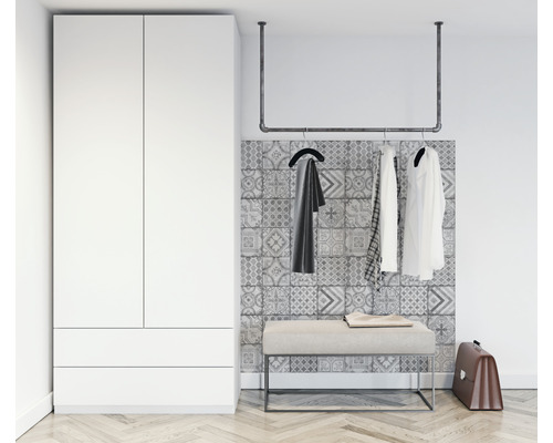Wandbelag PVC Ceramics Moroccan Tiles 67,5 x 400 cm Eingangsbereich mit weißem Garderobenschrank, Kleiderstange und Sitzbank