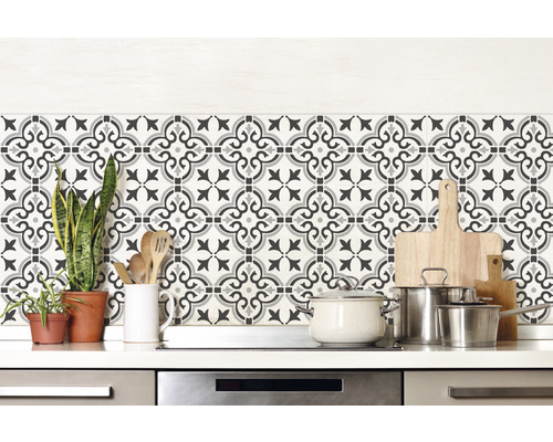 Wandbelag PVC Ceramics Floral Shapes 67,5 x 400 cm Küchenszene mit gemusterten Fliesenaufklebern, Töpfen und Pflanzen auf einer Arbeitsplatte