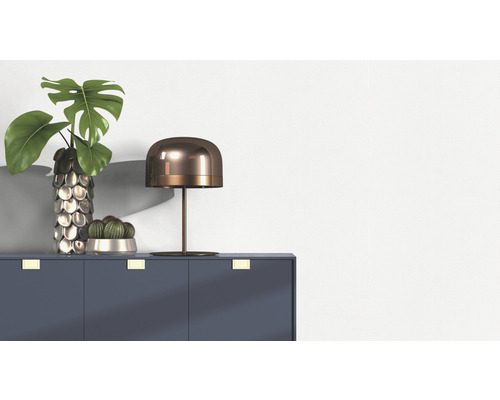 Décoration intérieure décorative avec commode, lampe, vase et plantes