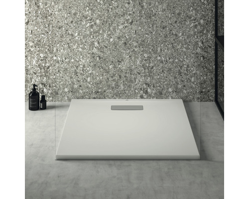 Quadratische Duschwanne mit Abdeckung in einem Badezimmer