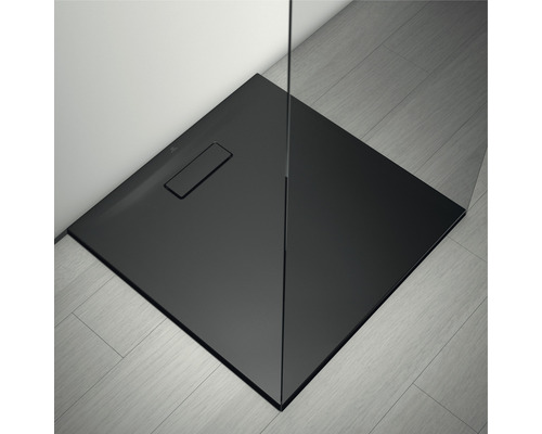 Receveur de douche noir avec drain dans une salle de bain