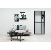 Wohnzimmer mit Sofa, Tisch, Dekoration und einer Tür mit Glaseinsatz
