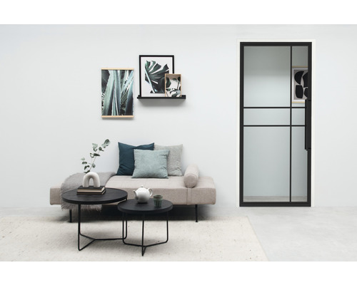 Wohnzimmer mit Sofa, Tisch, Dekoration und einer Tür mit Glaseinsatz