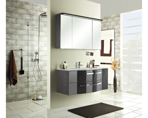 Badezimmer mit Waschtisch, Spiegelschrank, Dusche und Handtuchwärmer