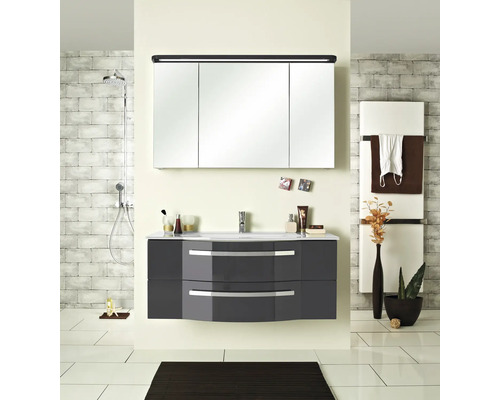 Badezimmer mit Waschtisch, Spiegelschrank und Dusche