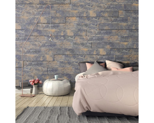 Chambre à coucher avec panneaux muraux aspect pierre, lampadaire et lit