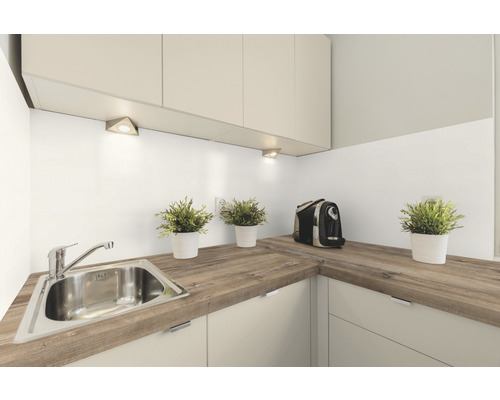 Küchenszene mit Spüle, Arbeitsplatte in Holzoptik, Unterschränken, Oberschränken und Beleuchtung