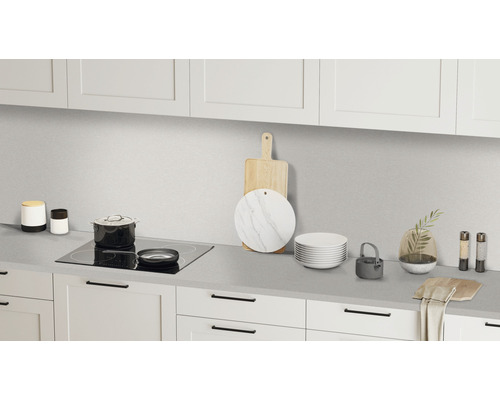 Küchenszene mit Arbeitsplatte, Kochfeld, Töpfen, Geschirr und Schneidebrettern