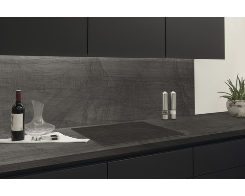 Moderne Küche mit Induktionskochfeld, Weinflasche und Kräutern