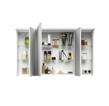 Geöffneter Spiegelschrank mit Glasböden und diversen Badartikeln