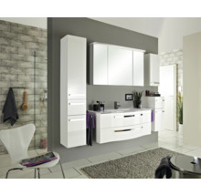 Modernes Badezimmer mit weißem Waschtisch, Spiegelschrank und Hochschrank.