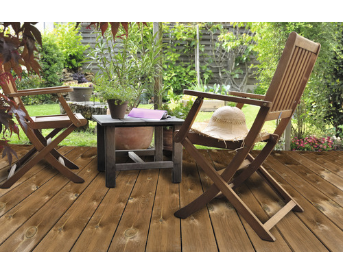 Garten mit Holzterrasse, Gartenmöbeln und Dekorationen