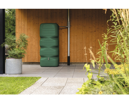 Récupérateur d''eau de pluie dans le jardin avec robinet et raccord de descente pluviale