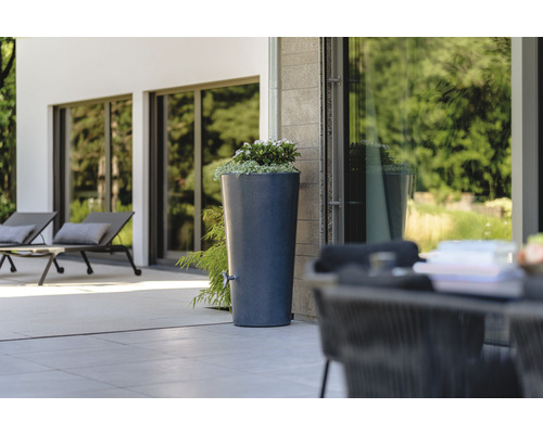 Récupérateur d''eau de pluie aspect pierre avec robinet dans le jardin