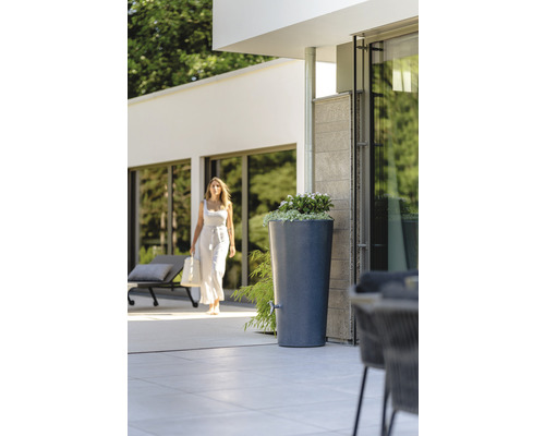 Récupérateur d''eau de pluie avec plantation et robinet dans le jardin