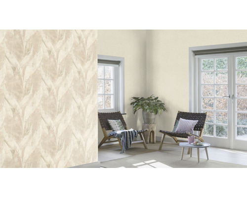 Dekorierter Raum mit Blattmuster Tapete, Stühlen, Tisch und Zimmerpflanze.