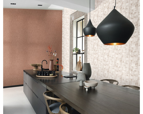 Pièce lumineuse avec table à manger, suspensions et divers vases