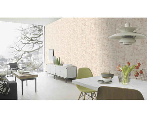 Salon lumineux avec papier peint à motifs, table à manger et sièges.