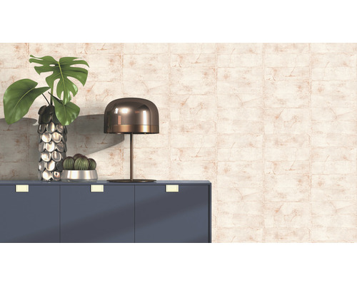 Décoration murale décorative avec papier peint, lampe de table et plantes sur une commode