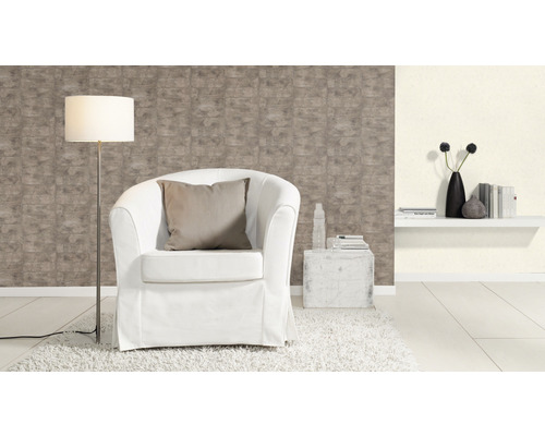 Wohnzimmer mit Sessel, Stehlampe, Teppich und Wandgestaltung