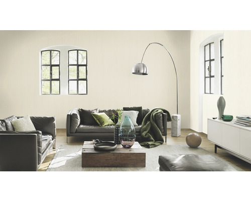 Wohnzimmer mit Ledersofa, Holztisch und Bogenlampe unter Tageslicht