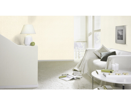 Wohnzimmer mit Tapete, Sofa und Tisch für eine helle und freundliche Atmosphäre