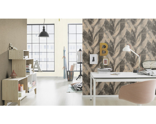 Modernes Arbeitszimmer mit Schreibtisch, Stuhl, Regal und gemusterter Tapete.