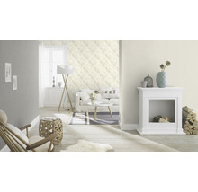 Wohnzimmer mit Tapete, Sofa, Kamin und Holzfußboden für eine helle und freundliche Atmosphäre.