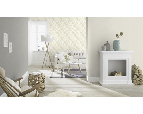 Wohnzimmer mit Tapete, Sofa, Kamin und Holzfußboden für eine helle und freundliche Atmosphäre.