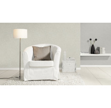 Wohnzimmer mit Sessel, Stehlampe und Dekorationsgegenständen