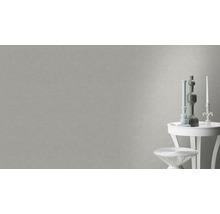 Dekorative Tapete mit feiner Textur an einer Wand