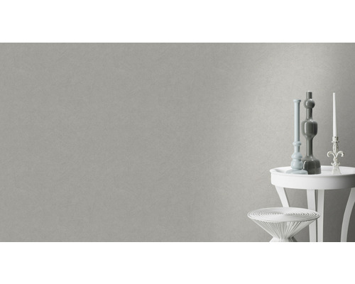 Dekorative Tapete mit feiner Textur an einer Wand