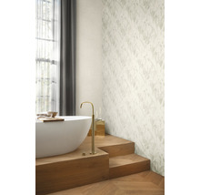Badezimmer mit Badewanne, Armatur und gemusterter Tapete