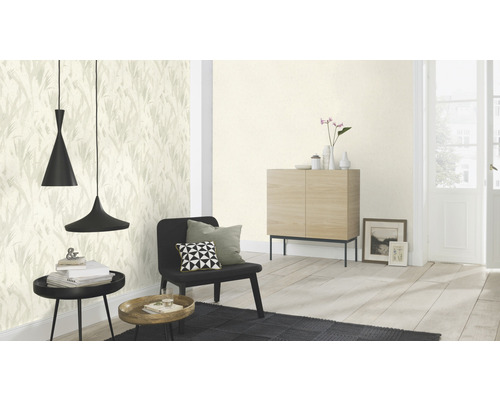 Helles Wohnzimmer mit gemusterter Tapete, Tisch, Stuhl und Leuchten