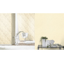 Papier peint décoratif avec motif floral dans une pièce lumineuse