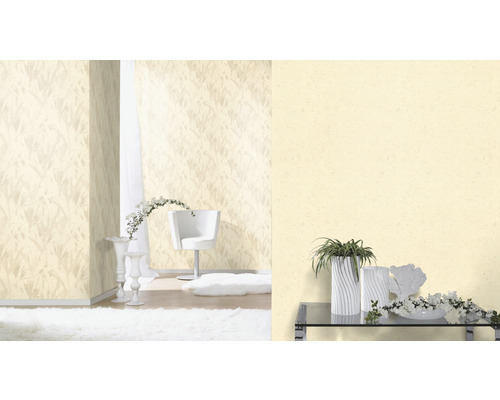 Papier peint décoratif avec motif floral dans une pièce lumineuse