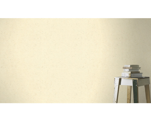 Papier peint intissé clair dans un intérieur avec une pile de livres sur une petite table