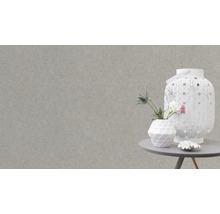 Scène de table décorative avec lanterne, vase et décoration sur une petite table.