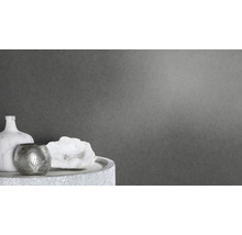 Nature morte décorative avec vase à fleurs, bougeoir et quartz sur une table