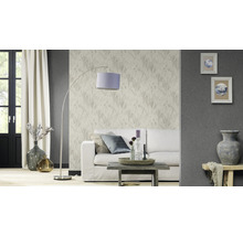 Salon avec canapé, lampe, table et papier peint décoratif